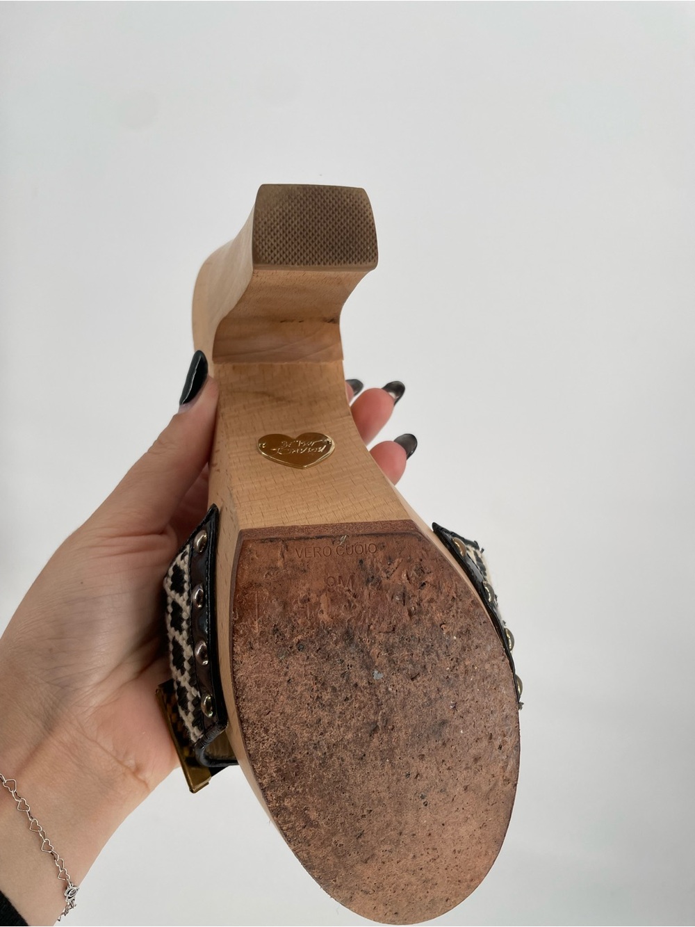 Vintage Betsey Johnson Wooden Heeled Mules With Patent Bow Detail 5” Heel - Picture 16 of 16